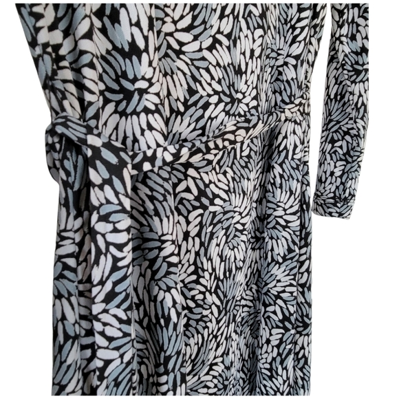 BCBG MAXAZRIA Woman's Sz M Plunge Neck Wrap Dress Leaf Print Grey Black - Picture 5 of 13